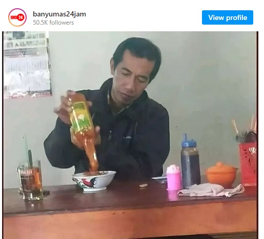 Laki-laki mirip Presiden Jokowi, sedang makan mie ayam.