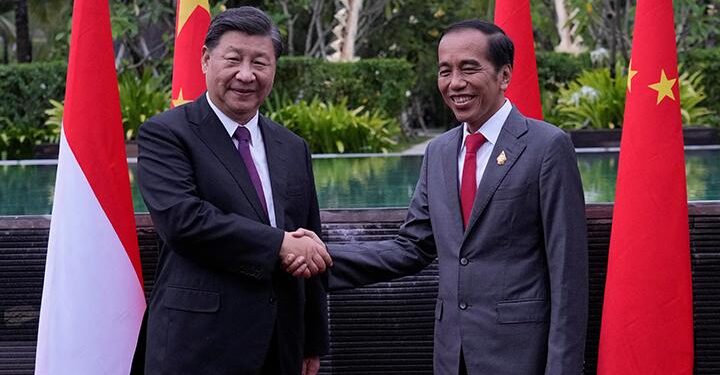 Presiden Joko Widodo berjabat tangan dengan Presiden China Xi Jinping (IST)