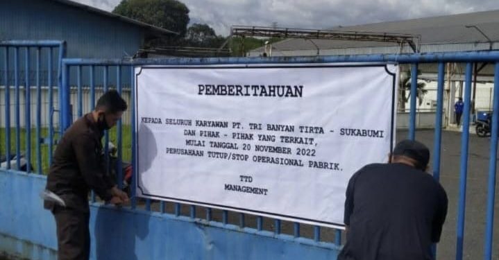 Petugas PT Tri Banyan Tirta Tbk, pemilik brand Alto yang beroperasi di Kampung Pasir Dalam, RT 002/RW 002, Desa Babakanpari, Kecamatan Cidahu, saat memasang spanduk pemberitahuan penutupan pabrik pada Minggu (20/11).(IST)