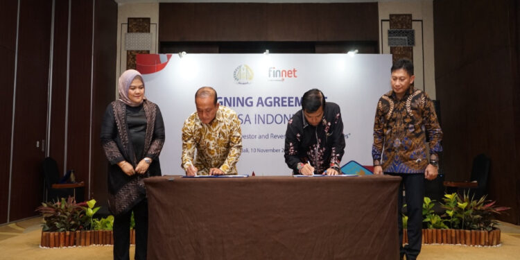 Prosesi signing agreement yang dilakukan oleh Plt Dirjen Imigrasi Widodo Ekatjahjana (kedua dari kanan) dan Direktur Utama Finnet Rakhmad Tunggal Afifuddin (kedua dari kiri) untuk layanan Gerbang Pembayaran aplikasi e-Visa on Arrival (e-VOA). (IST)