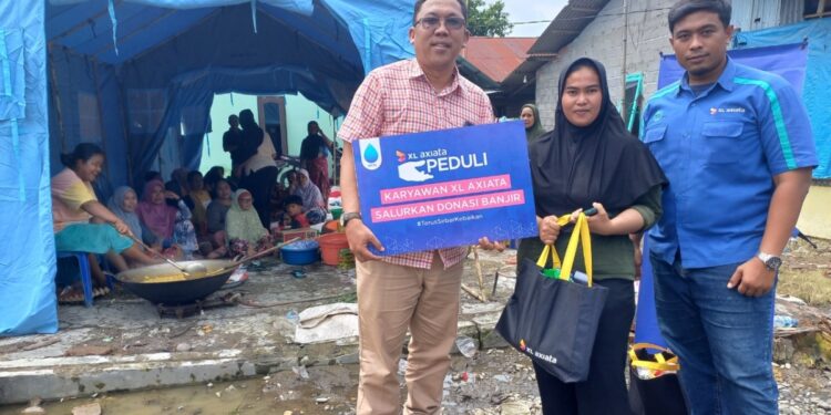 Karyawan PT XL Axiata Tbk (XL Axiata) menyalurkan donasi untuk warga korban banjir di Desa Paluh Manan, Kecamatan Hamparan Perak, Kabupaten Deli Serdang (IST)
