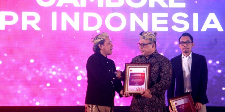 Head of Corporate Communication Bank BTN Dody Agoeng mewakili Direktur Utama Bank BTN Haru Koesmahargyo menerima penghargaan dalam ajang Jambore PR Indonesia (Jampiro) di Surabaya, Jawa Timur (IST)