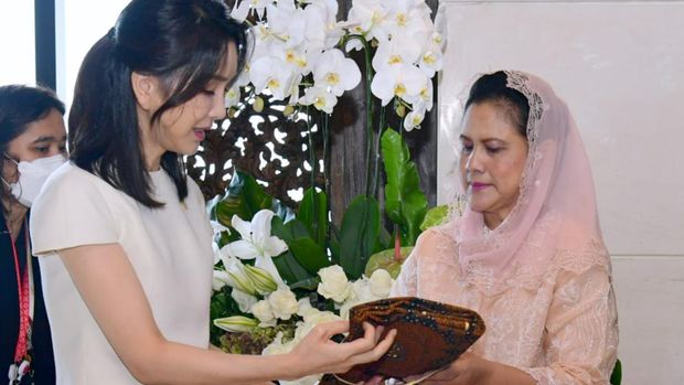 Iriana Jokowi menerima kedatangan Ibu Negara Republik Korea, Madam Kim Keon-hee, di Hotel The Apurva Kempinski, Bali, pada Senin, 14 November 2022 (IST)
