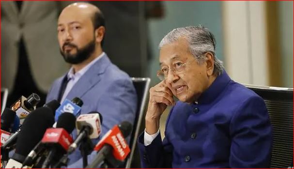 Mukhriz Mahathir dan Mahathir Mohamad (IST)