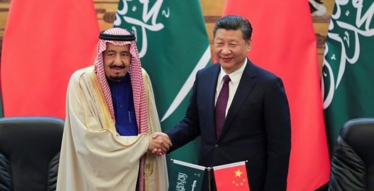Presiden China Xi Jinping (kanan) dan Raja Arab Saudi Salman bin Abdulaziz Al-Saud (IST)