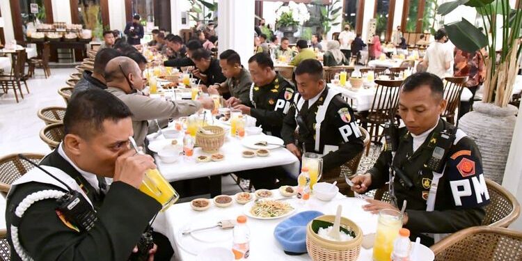 Para pengawal Presiden Jokowi makan bersama (Dok Sekretariat Presiden)