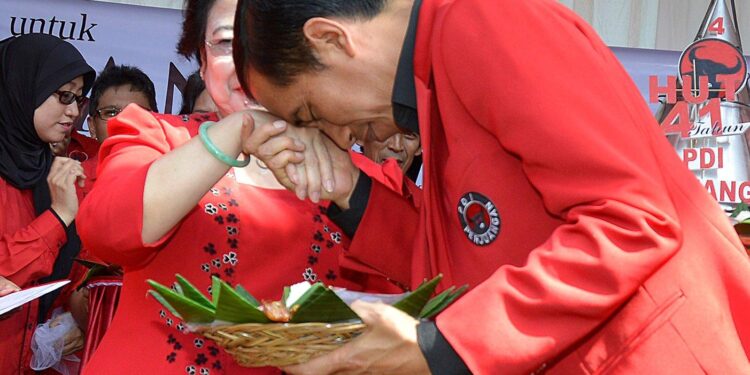 Jokowi mencium tangan Megawati Soekarnoputri (IST)
