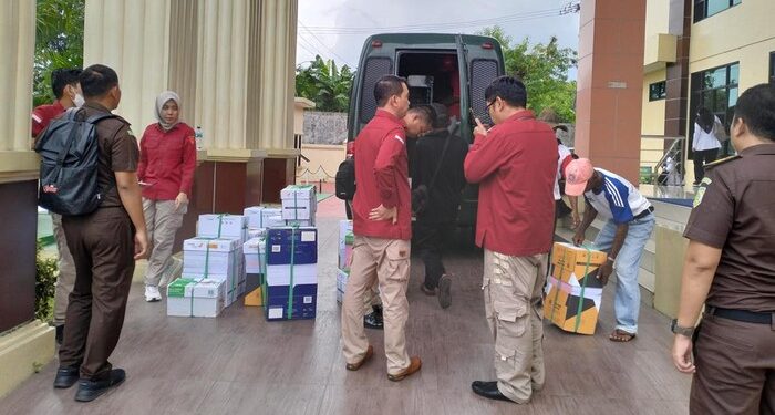 Tim Kejaksaan Agung saat membawa berkas untuk pelimpahan dugaan korupsi proyek BFC PT KS di PN Serang (Dok Detik)