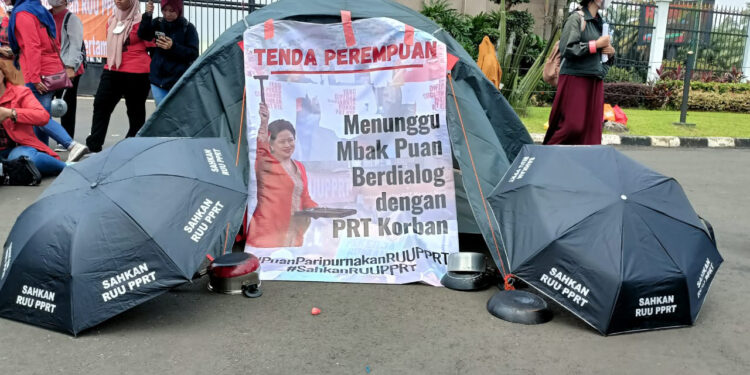 Aksi tenda perempuan PRT mulai dilakukan di gerbang DPR RI mulai hari ini, Sabtu, 11 Maret 2023 dan akan dilakukan selama 5 hari sampai 15 Maret 2023. (IST)