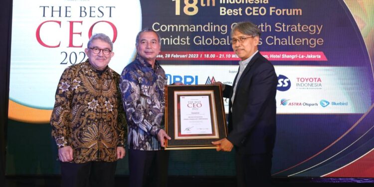 Direktur Utama PT Bank Rakyat Indonesia (Persero) Tbk. Sunarso, mendapatkan penghargaan bergengsi Best CEO with Distinction untuk kategori Company With More Than 1.000 Employees dalam ajang Indonesia Best CEO 2022. (Dok BRI)