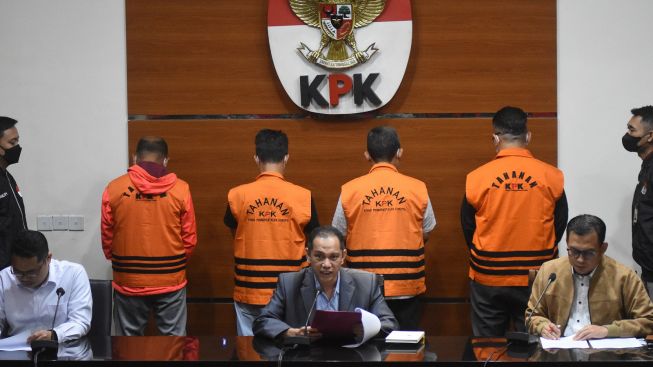 KPK mengumumkan penetapan tersangka dalam kasus dugaan korupsi Wali Kota Bandung Yana Mulyana, Minggu (16/4/2023). Salah satunya Sony Setiady adalah relawan Anies Baswedan. (Antara)