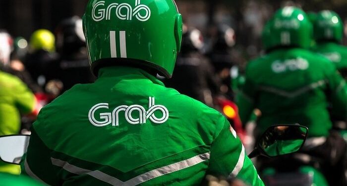 Perusahaan transportasi online Grab akan menaikkan biaya platformnya menjadi S$ 0,70 atau setara US$ 0,53 mulai 5 Mei untuk setiap perjalanan.
