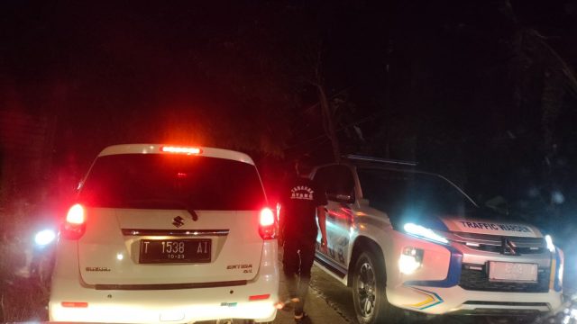 Mobil Kepala Dinas Perhubungan Kabupaten Purwakarta (kanan), terjebak kemacetan sampai Stuck (Stag) berjam-jam di jalan Arteri.