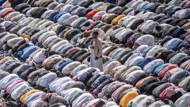 Umat Muslim berdoa selama khotbah salat Idul Fitri di stadion sepak bola di Addis Ababa, Ethiopia, pada 2 Mei 2022. Foto: Amanuel SILESHI / AFP