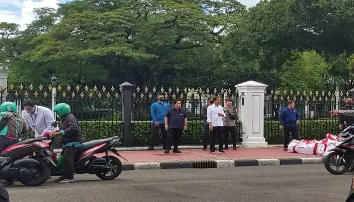 Foto Presiden Joko Widodo Dan Menteri BUMN Erick Thohir Membagikan Bansos Di Depan Istana