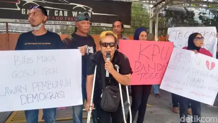 Massa Demo Di KPU Klaten Tuntut PilPres Ulang Tanpa Cawe-Cawe Jokoi